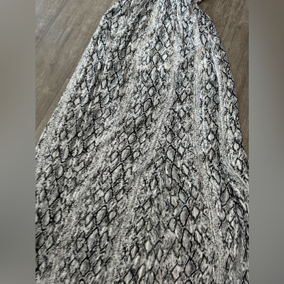 🌸BOUTIQUE snake print dress ✨ - Picture 8 of 8